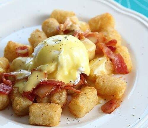 https://www.thekitchenmagpie.com/wp-content/uploads/images/2014/11/tatertotseggsbenedict11-500x433.jpg