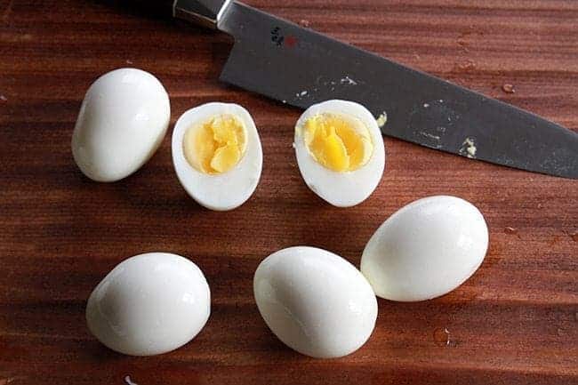 https://www.thekitchenmagpie.com/wp-content/uploads/images/2015/06/HowToMakePerfectBoiledEggs1.jpg