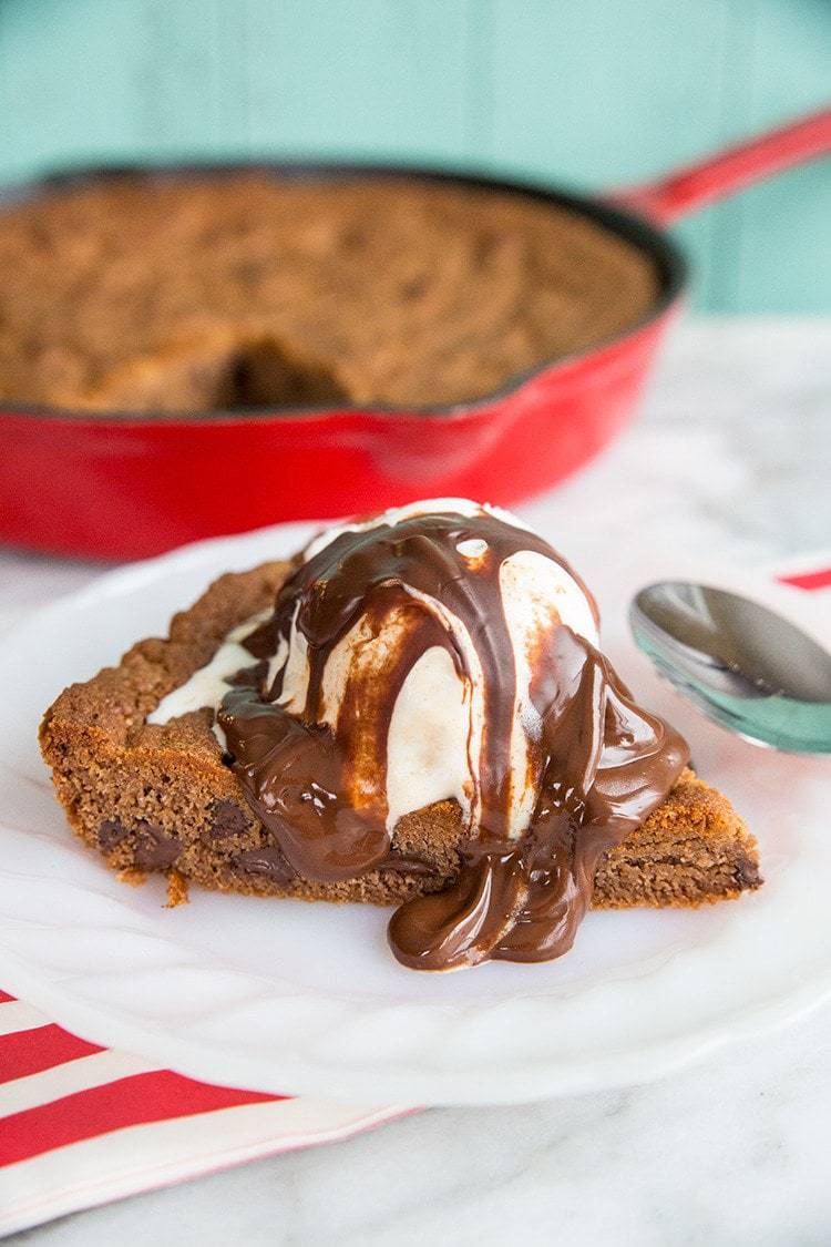 https://www.thekitchenmagpie.com/wp-content/uploads/images/2016/10/Reeses-Chocolatey-Peanut-Skillet-Cookie4.jpg