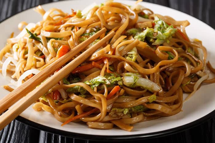 chow-mein-vs-lo-mein-noodles-the-kitchen-magpie