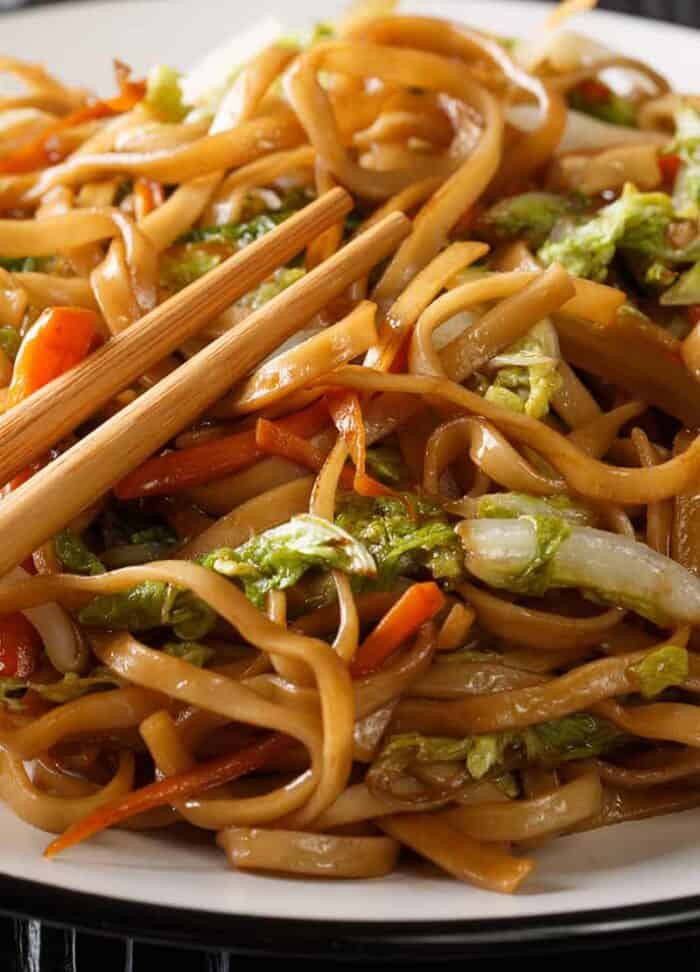 chow-mein-vs-lo-mein-noodles-the-kitchen-magpie