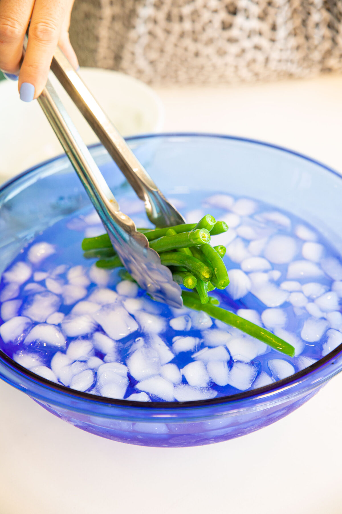 dunking green beans in ice water