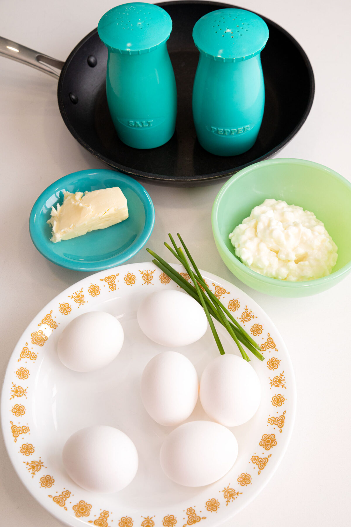 ingredients for scrambled eggs with cottage cheese