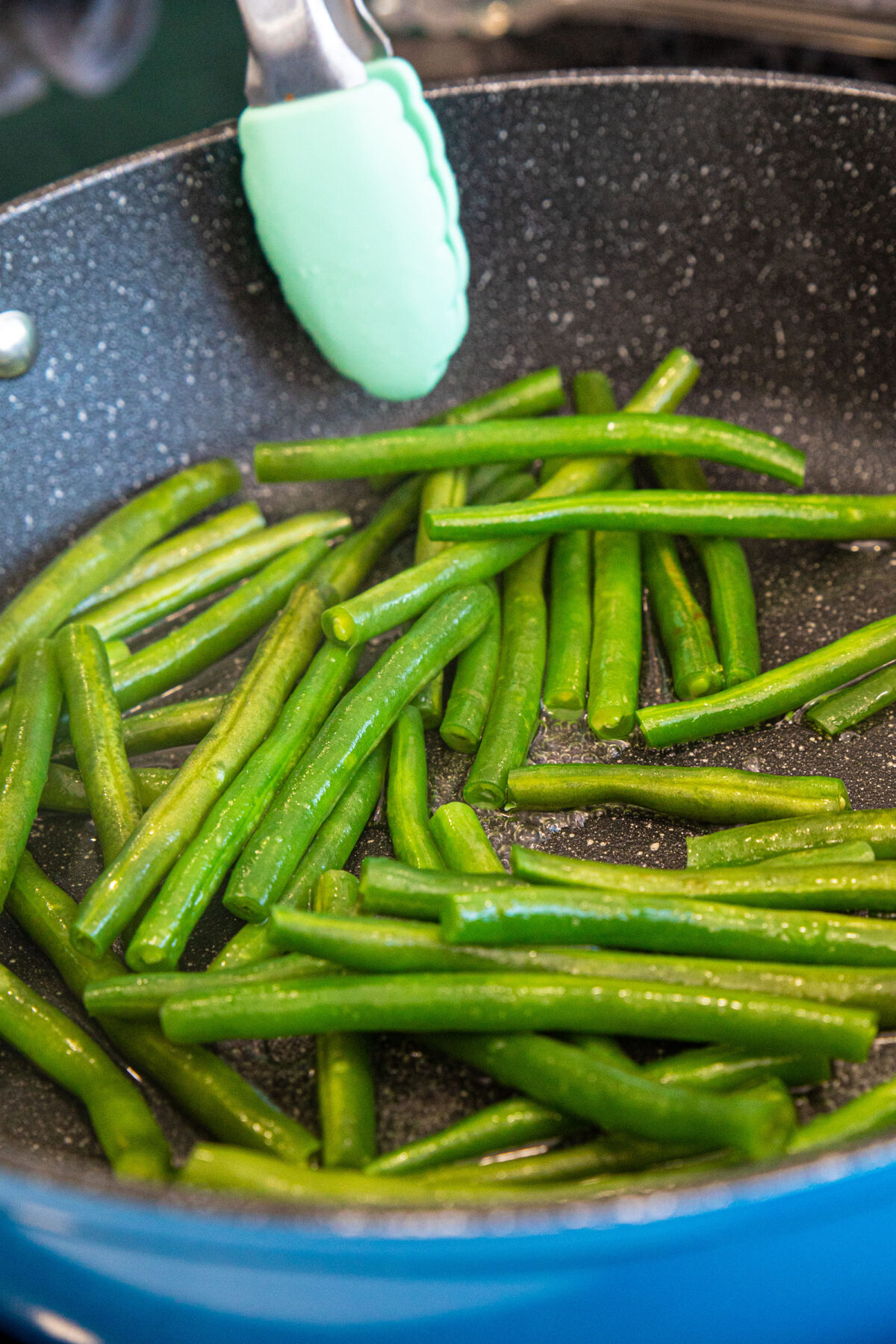 green beans in a frying pan