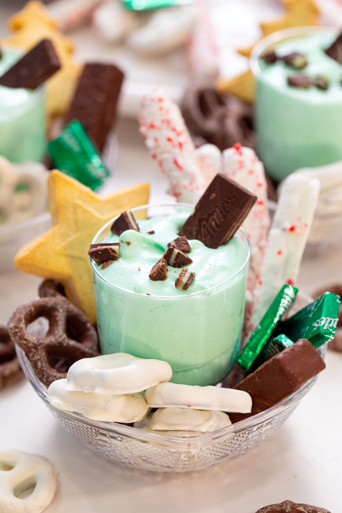 Dip de saltamontes en una taza con galletas de chocolate y mentas